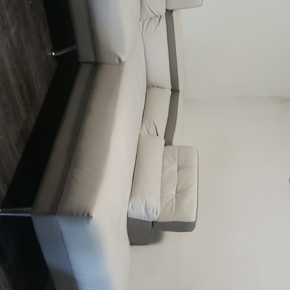 White and grey modern liningroom - Picture 2 of 3